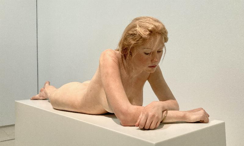 Sculpture hyperréaliste de Marc Sijan capturant les détails de la peau et des expressions humaines