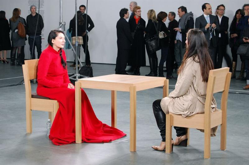 Marina Abramović dans sa performance emblématique "The Artist Is Present" au MoMA