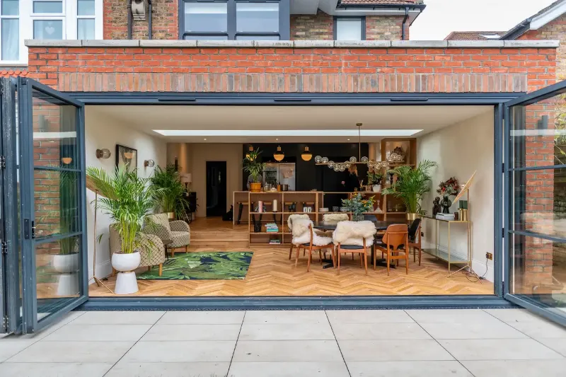 Combinaison de matériaux naturels et texturés dans un intérieur français, illustrant l'architecture invisible.