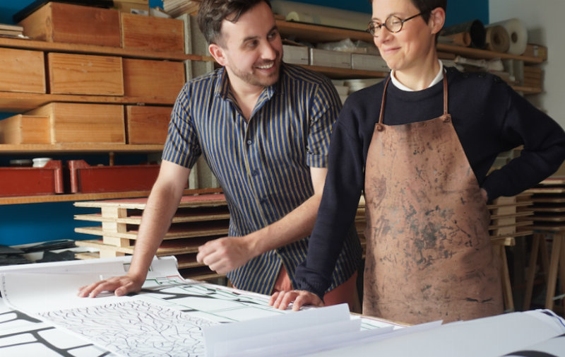 Outils et tesselles pour la création d'une mosaïque d'art français.