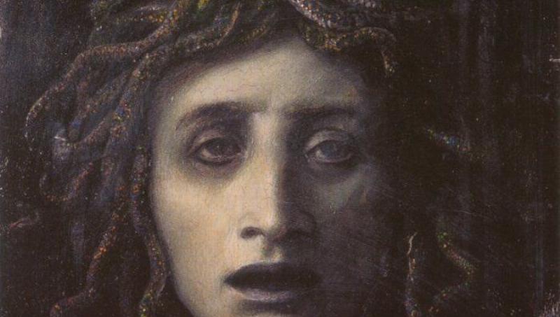 Sculpture grecque antique de la Gorgone Médusa, visage terrifiant aux serpents dans les cheveux.