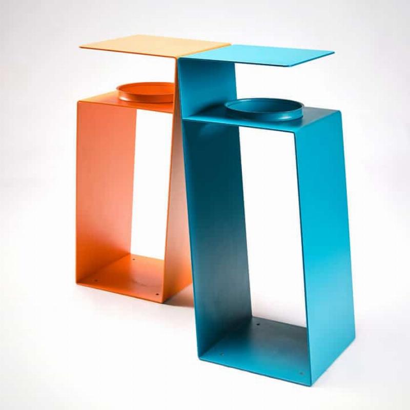 Sculpture artistique intégrée à un mobilier urbain moderne