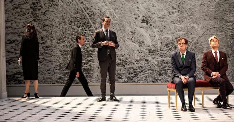 Mise en scène d'une pièce de Molière, costumes d'époque, ambiance du XVIIe siècle