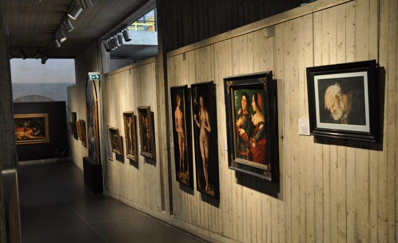 Vue intérieure du Musée des Beaux-Arts de Besançon présentant des œuvres classiques