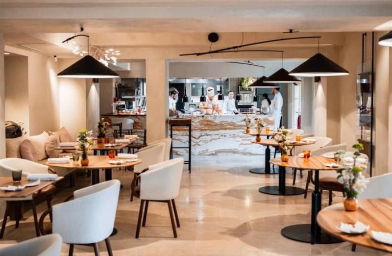 Une table gastronomique élégamment dressée avec des partitions de musique discrètement placées, évoquant l'harmonie entre culinaire et classique.