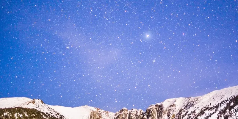 Vue aérienne d'une foule lors d'un festival de musique en France, lumière du coucher de soleil