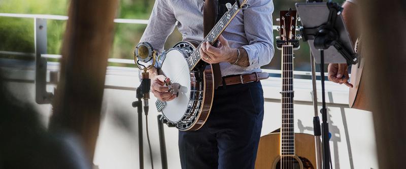 Groupe d'artistes français diversifiés sur scène, ambiance chaleureuse.