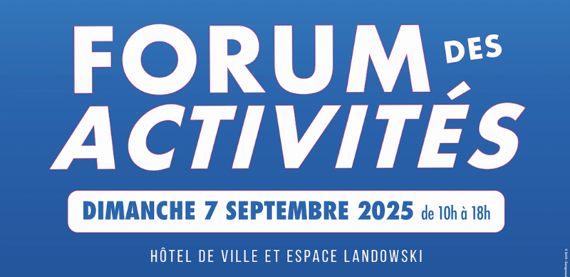 Un groupe d'amis diversifié jouant de la musique et chantant ensemble dans un salon confortable, ambiance chaleureuse et décontractée