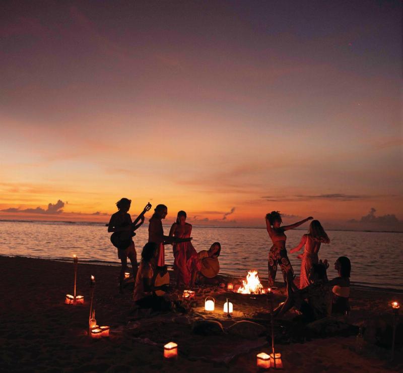 Vue aérienne d'une foule de festival de musique vibrant au coucher du soleil, lumières colorées, énergie positive