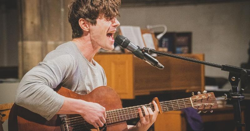 Artistes émergents de la scène pop-rock française en 2023, jouant avec énergie devant un public enthousiaste