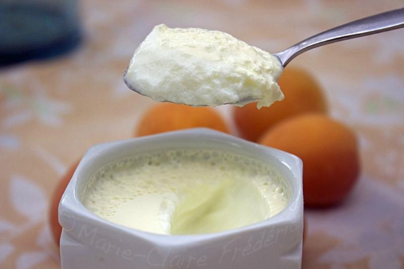 Une publicité joyeuse pour les céréales Miel Pops avec un enfant souriant, dans un style rétro des années 80.