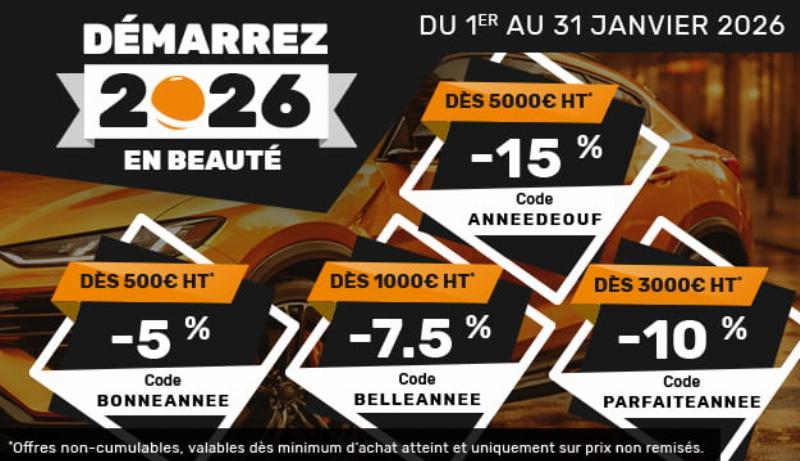 Application méticuleuse d'un dégraissant de carrosserie automobile selon les standards français, assurant une surface parfaitement préparée avant peinture.