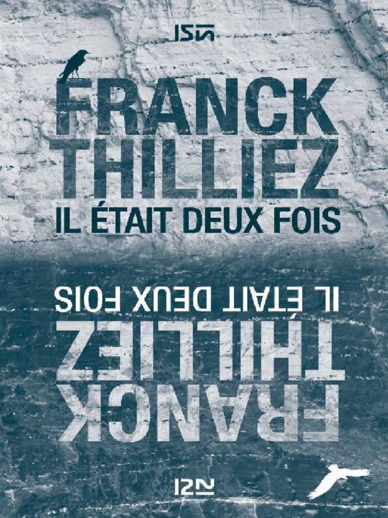 Vue rapprochée de mains gantées nettoyant méticuleusement les joints d'un carrelage après enlèvement de peinture, dans une cuisine lumineuse de style français