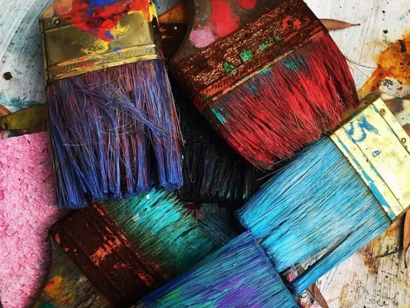 Comment nettoyer la peinture acrylique séchée sur un vêtement en coton blanc avec du savon de Marseille et une brosse douce