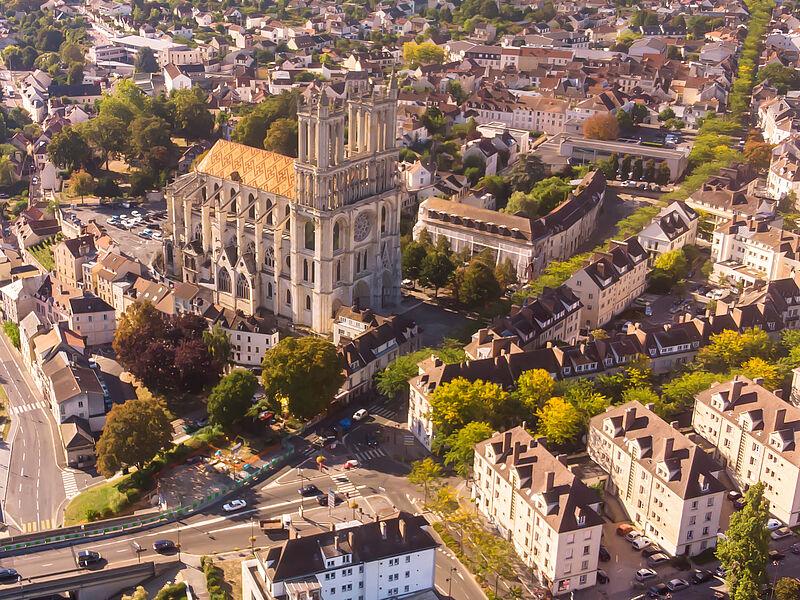 Magnifique vue de la cathédrale Notre Dame de Paris, mettant en avant son architecture gothique imposante et ses détails sculpturaux emblématiques.