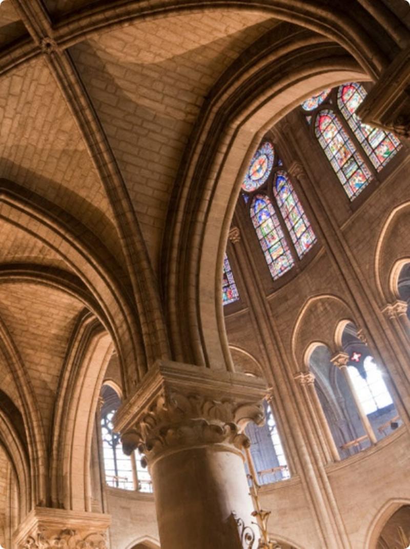 Les magnifiques rosaces de Notre Dame de Paris, chefs-d'œuvre de vitrail gothique