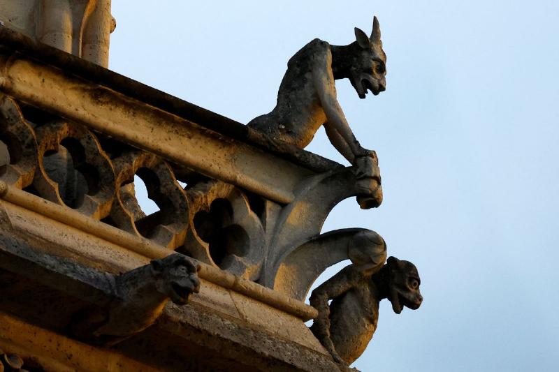Sculptures gothiques et gargouilles ornant Notre Dame de Paris