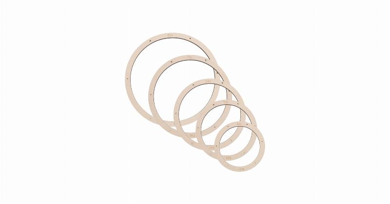 Ensemble d'outils de peinture sur bois de haute qualité, disposés de manière artistique sur un fond en bois brut.