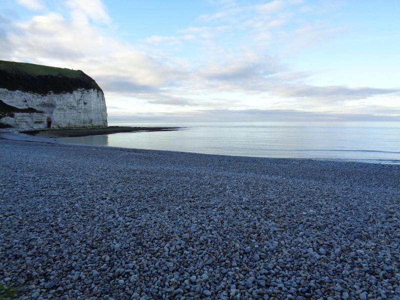 Tableau impressionniste d'une plage française baignée de lumière