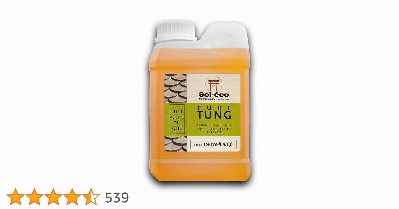 Pinceau appliquant de la peinture alimentaire colorée sur une planche à découper en bois, cuisine française en arrière-plan