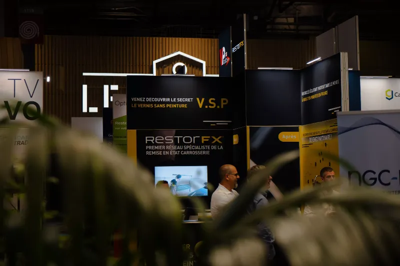 Vue d'une voiture classique française avec une carrosserie impeccablement peinte et protégée