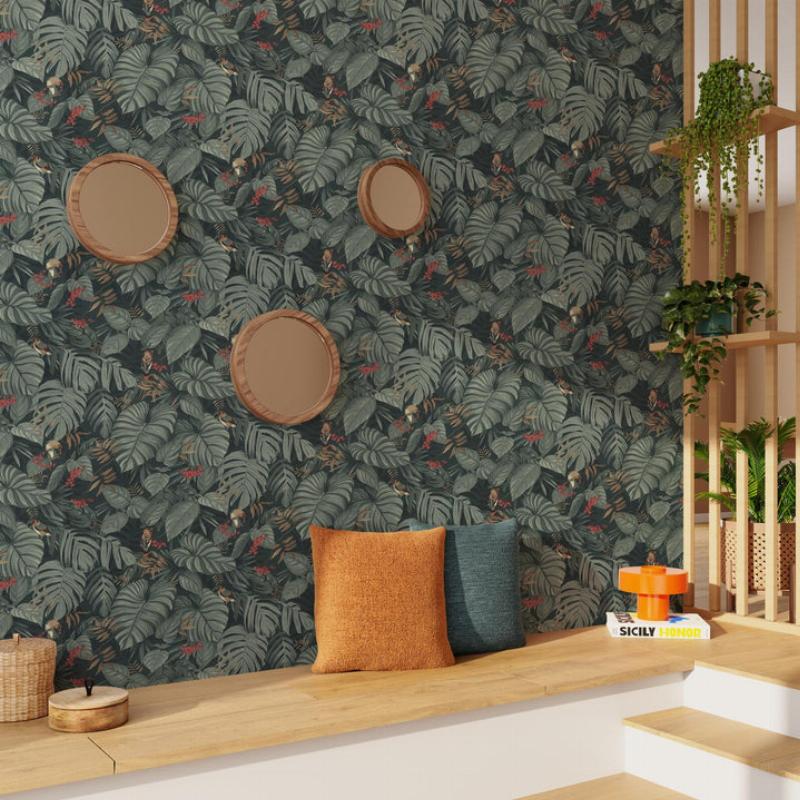 Intérieur français élégant peint en blanc cassé avec des meubles en bois clair et des touches de verdure