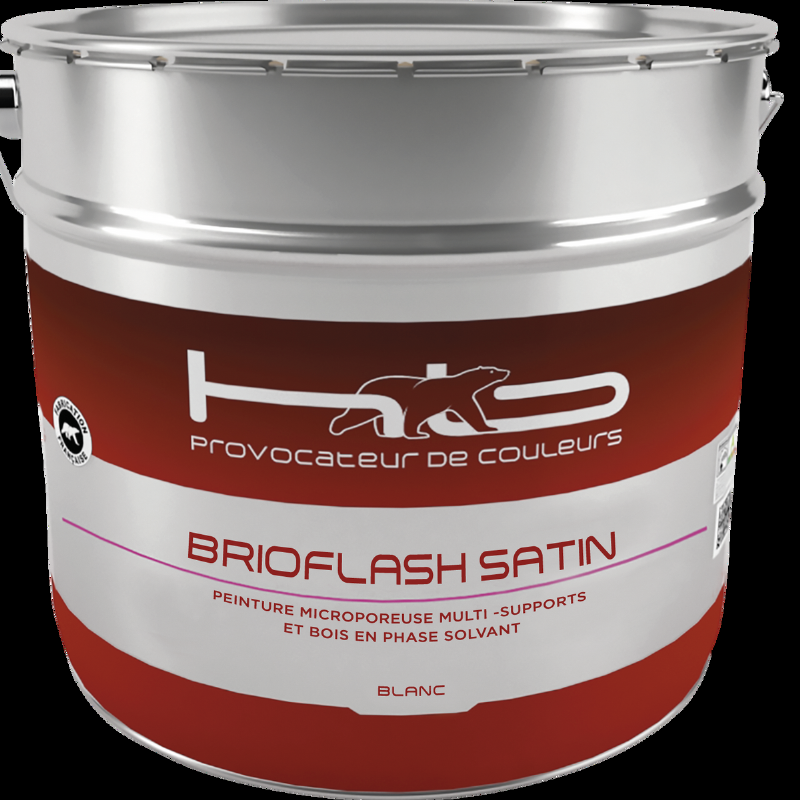 Peinture blanche satinée appliquée sur des murs intérieurs français avec des boiseries élégantes