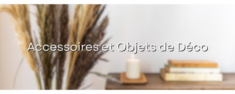 Une bouteille en verre décorée de motifs floraux peints à la main, capturant la lumière avec élégance, style français