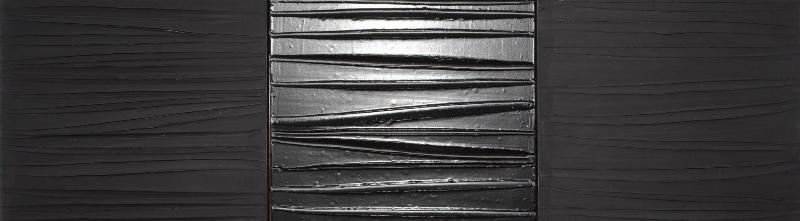 Illustration de l'art ancien de la peinture au brou de noix avec des esquisses médiévales et des outils traditionnels.