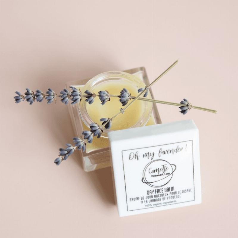 Une main appliquant délicatement de la peinture bleue sur une assiette en céramique brute, dans un atelier lumineux.