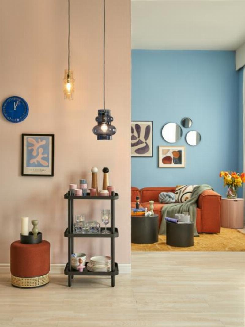 Alt text: Chambre d'adulte décorée avec deux couleurs apaisantes, créant une atmosphère relaxante et élégante