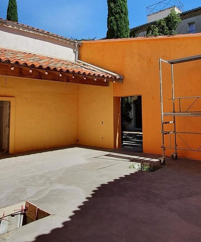 Peinture à la chaux mate avec une texture subtile pour une salle de bain élégante