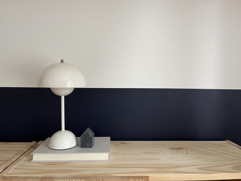 Peinture demi-mur dans un salon moderne aux couleurs douces, créant une séparation élégante entre le bas et le haut du mur.