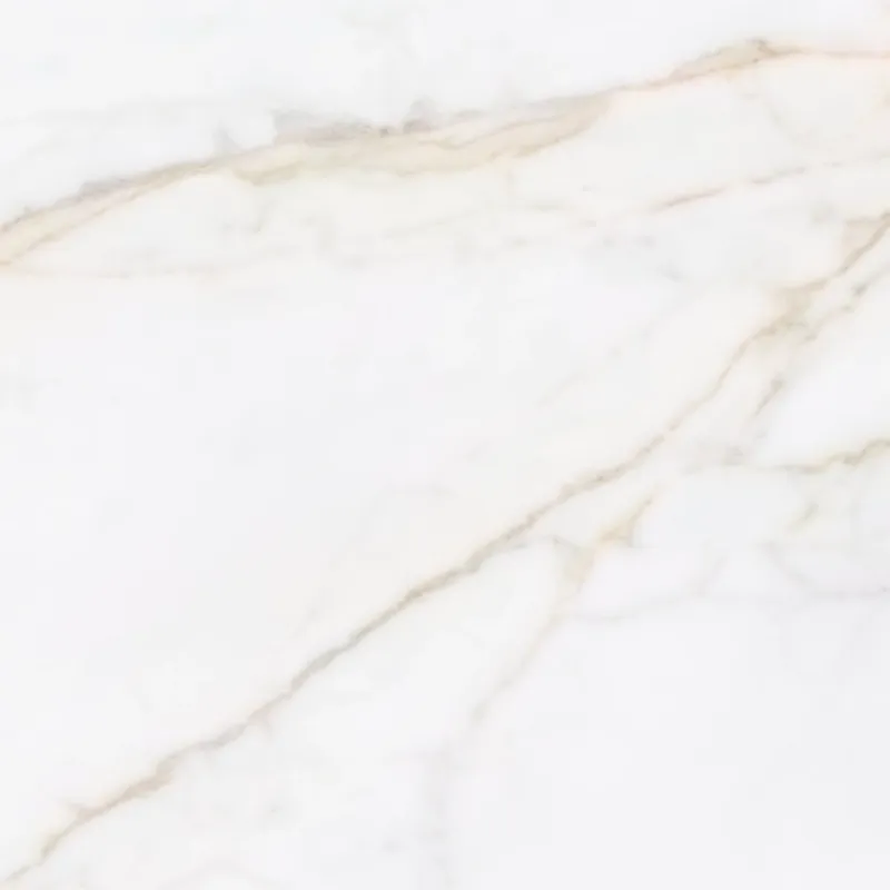 Magnifique mur effet marbre dans une cuisine moderne, apportant une touche d'élégance durable.