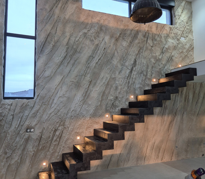 Façade authentique en France avec peinture enduit gratté texturé, style artisanal