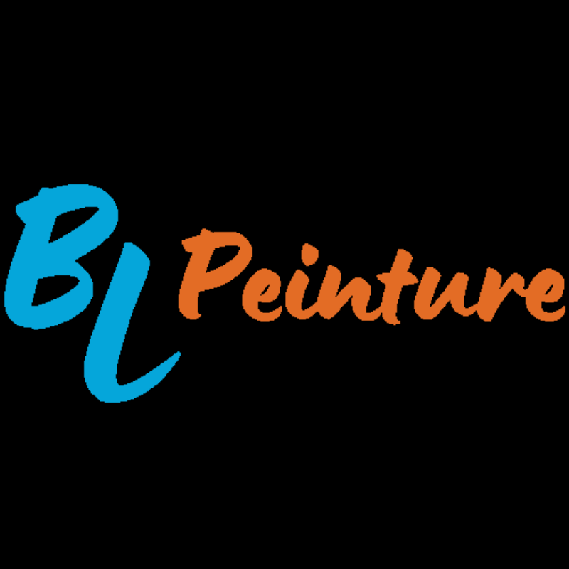 Une maison française traditionnelle avec une façade fraîchement peinte en blanc cassé et des volets bleus.