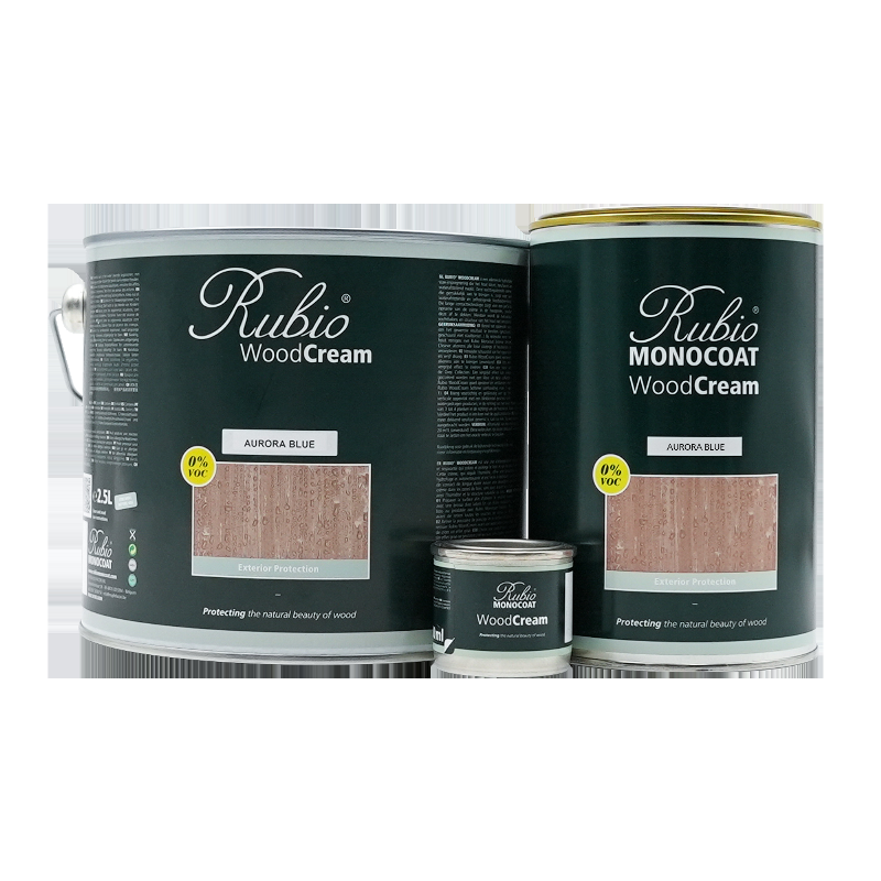 Peinture hydrofuge protégeant une façade de maison traditionnelle française, avec des gouttes d'eau perlant sur la surface