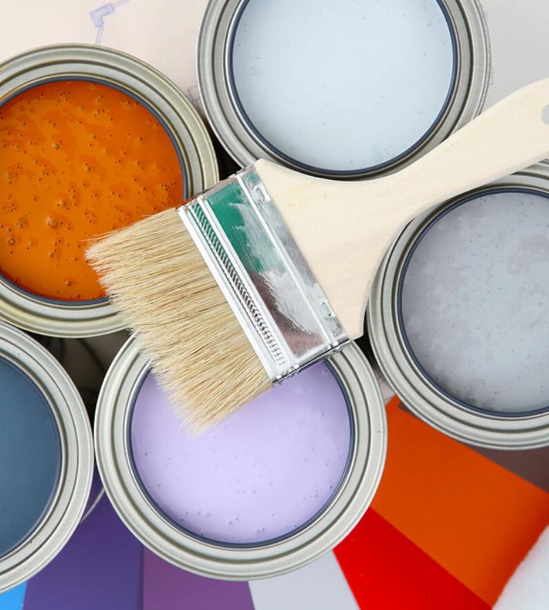 Différentes finitions de peinture sur un mur intérieur français, montrant les effets mats, satinés et brillants côte à côte pour comparaison