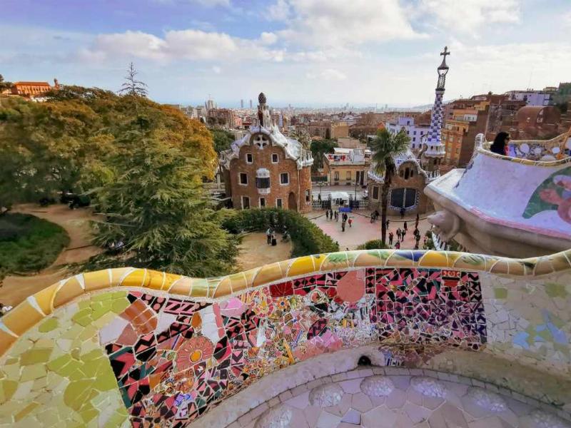 La peinture vibrante et colorée dans une œuvre inspirée par Antoni Gaudí, mélangeant des motifs naturels et géométriques dans un style unique.