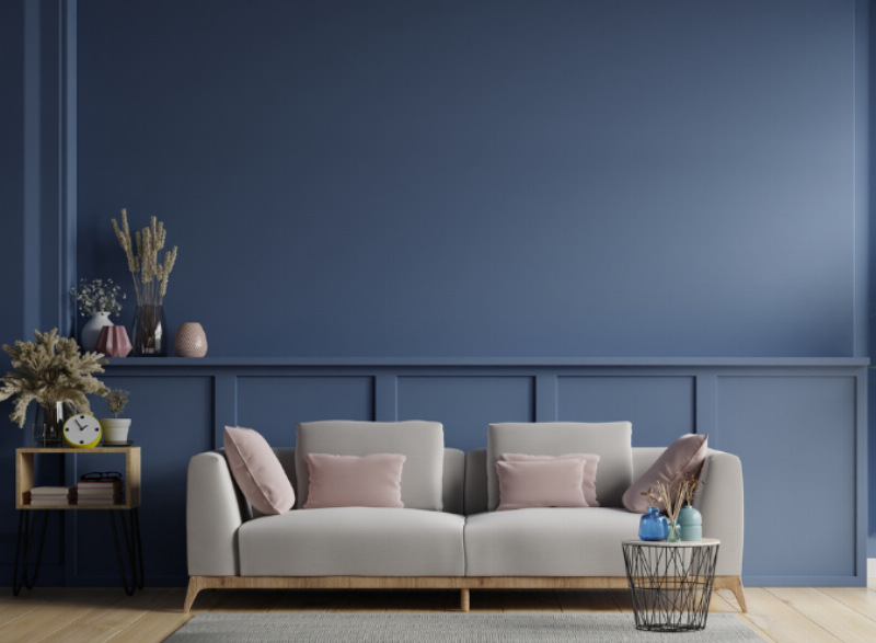 Peinture gris anthracite métal appliquée sur un mur d'un salon moderne et épuré, créant une ambiance chic et contemporaine.