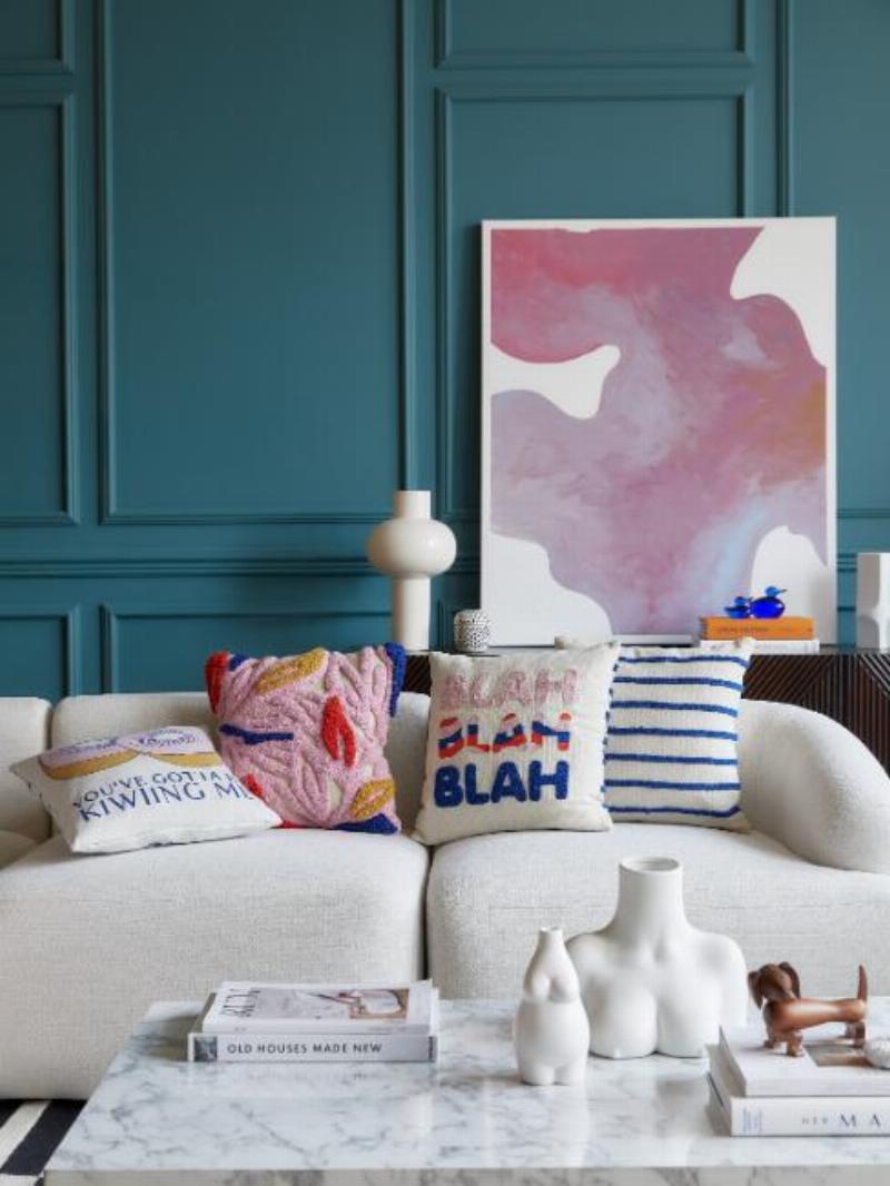 Alt text: Peinture intérieure sur bois, mettant en valeur les meubles anciens avec des couleurs modernes.