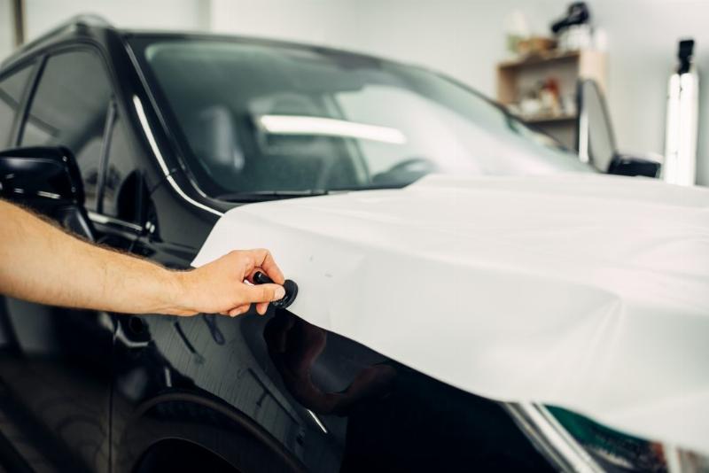 Préparation méticuleuse des jantes avant peinture pour un fini impeccable