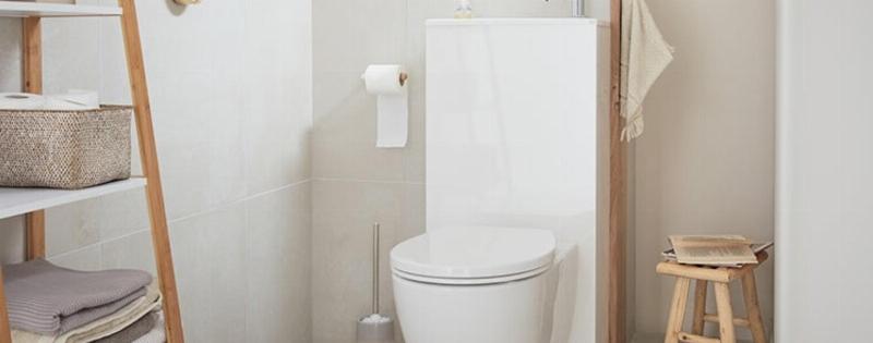 Exemple de joint de carrelage de salle de bain peint en blanc éclatant pour un look frais et moderne.