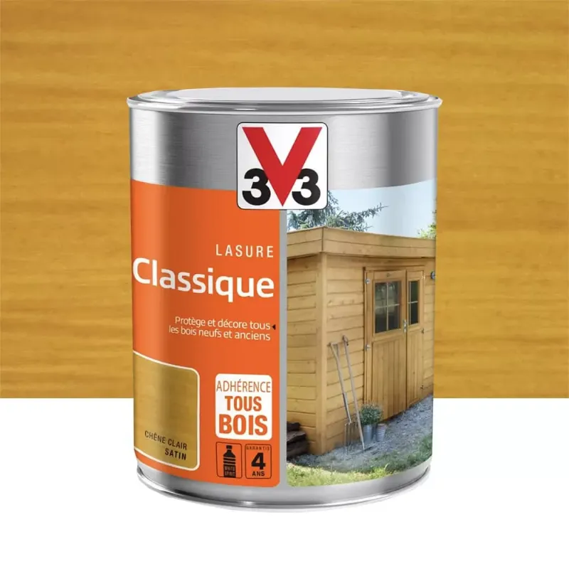 Beaux meubles en bois lasuré dans un intérieur français classique