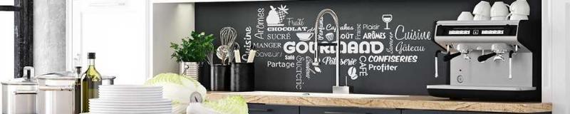 Alt: Moto personnalisée avec des motifs artistiques français, style unique