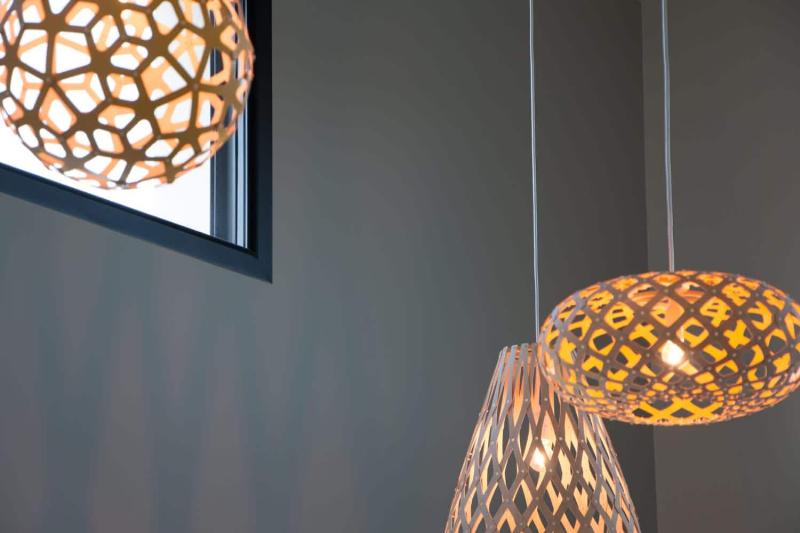 Peinture décorative sur mur en béton brut avec des couleurs vives et modernes pour un intérieur design.