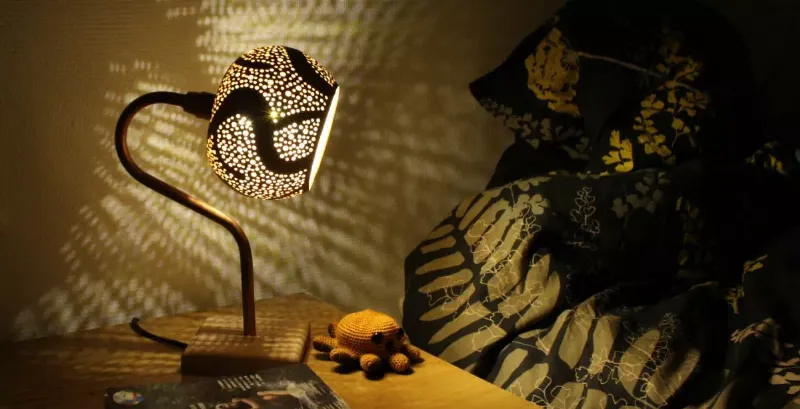 Peinture murale couleur corail appliquée avec soin par un artisan, ambiance atelier français.