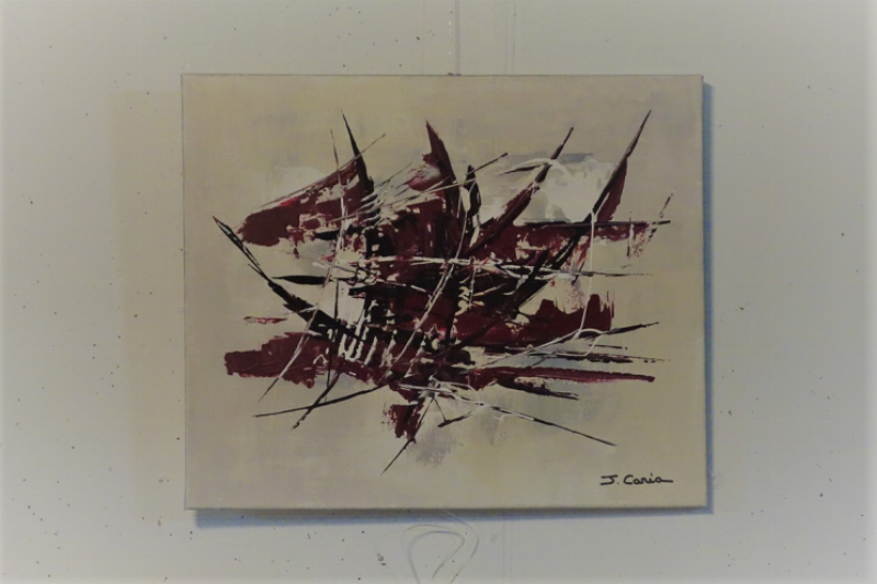 Peinture murale rouge bordeaux élégante dans un salon moderne