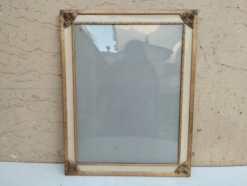 Application méticuleuse d'une peinture mate dans un salon français, mettant en valeur la texture subtile du mur et l'élégance des boiseries environnantes