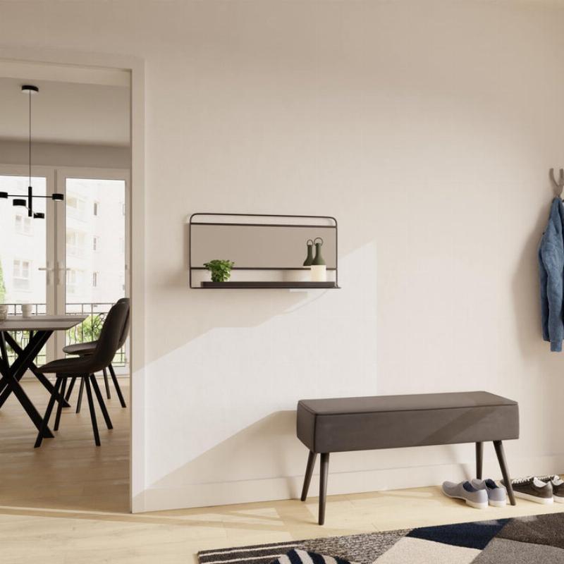 Peinture noire détaillée sur un tissu de haute qualité, mettant en valeur la profondeur de la couleur et la texture du textile